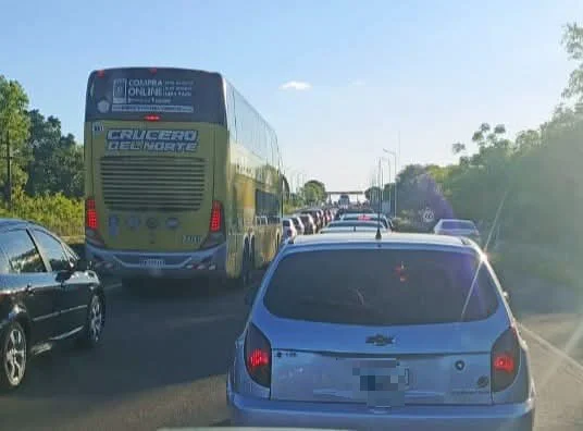 Largas filas en el peaje de Santa Ana