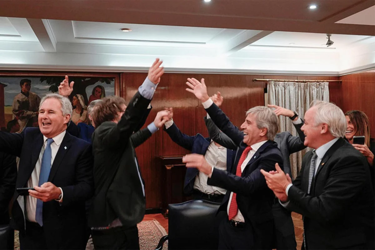 Foto_20250415_festejo-milei-caputo-deuda-fmi-presidencia