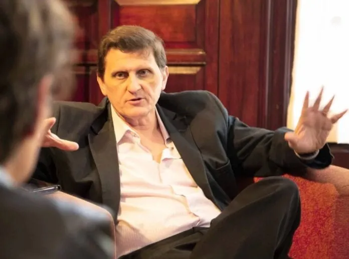 Adolfo-Safran-1-e1680135210545-696x517