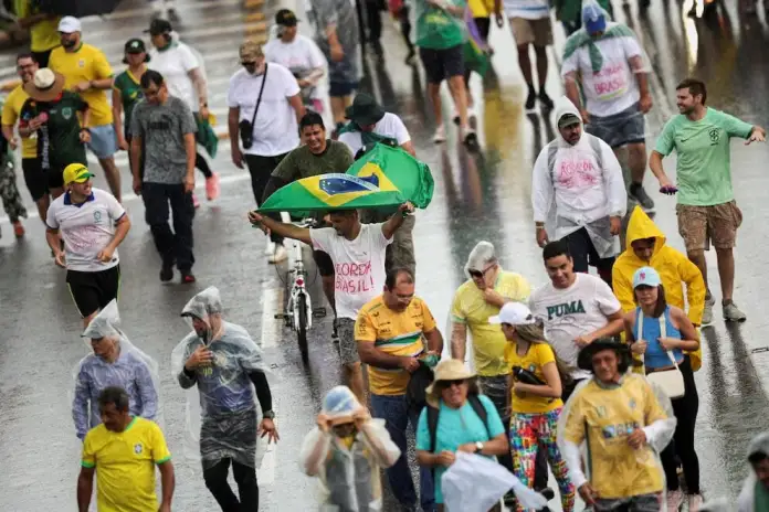 Un-rayo-hirio-a-30-manifestantes-durante-una-marcha-a-favor-de-Bolsonaro-optimized