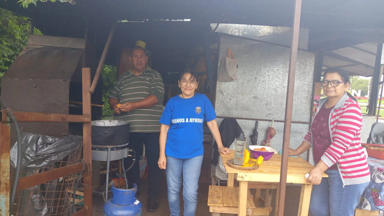 Pastor García con voluntarios de su iglesia 