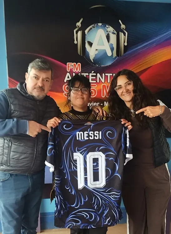 Alejandra López (centro) Ganadora