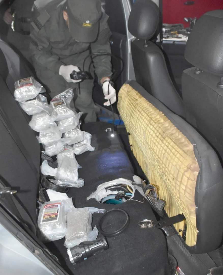 13_kilos_de_marihuana_ocultos_dentro_del_tanque_de_combustible_de_un_rodado_5