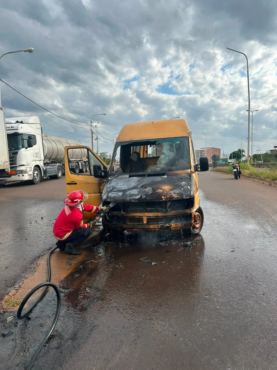 Kombi incendiada