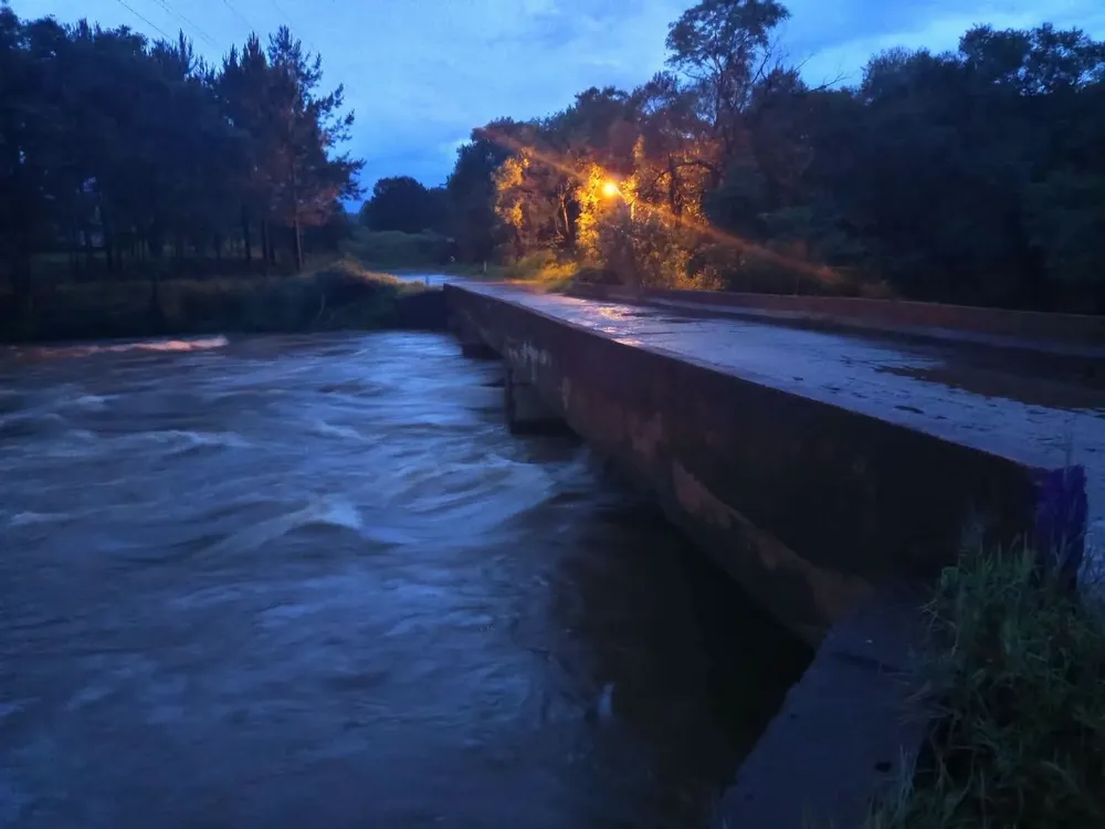 Puente. Arroyo crecido