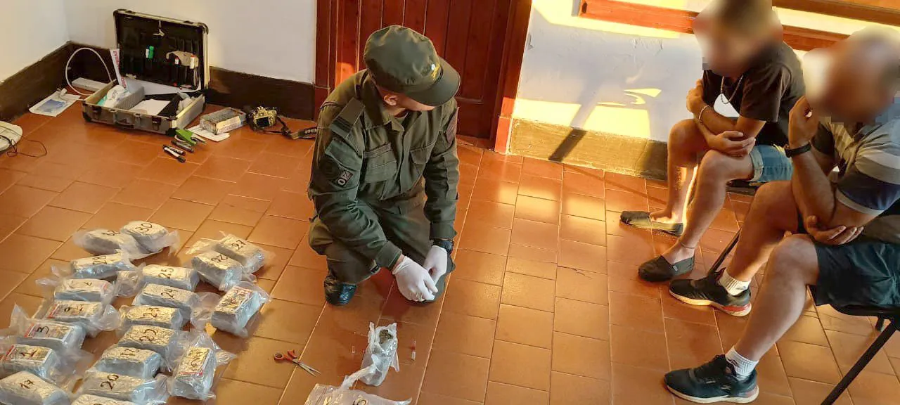 13_kilos_de_marihuana_ocultos_dentro_del_tanque_de_combustible_de_un_rodado_4