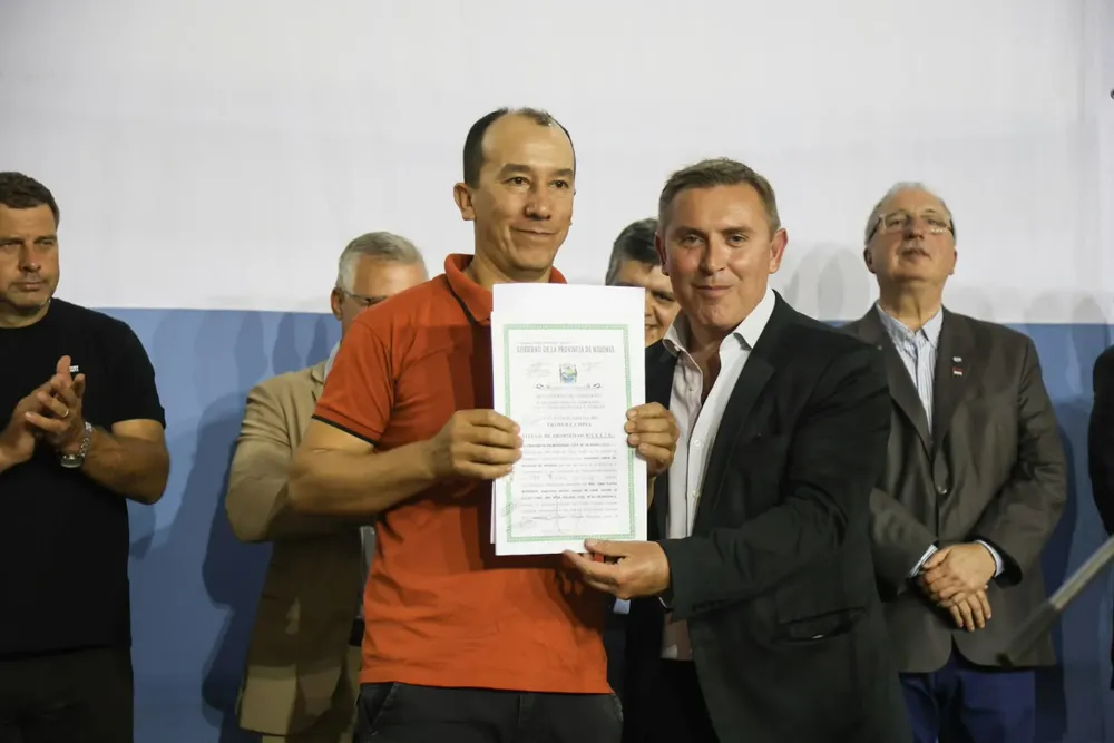 Kako Sartori en la entrega de Título de Propiedad