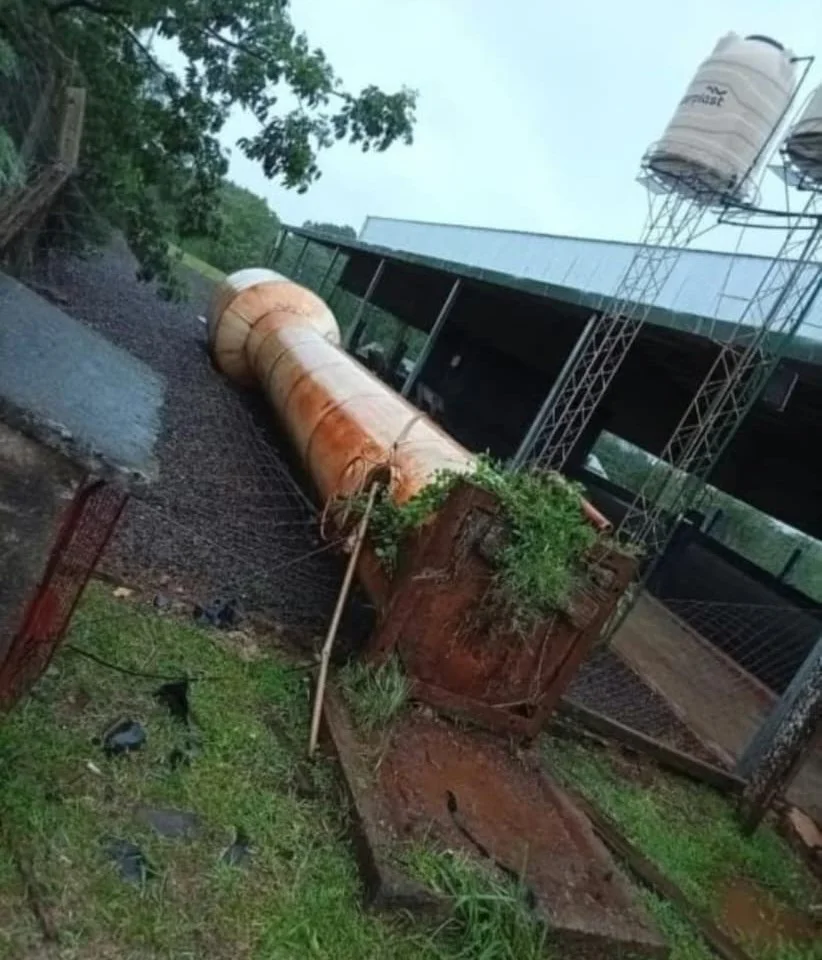 Tanque de Agua Caído por la Tormenta