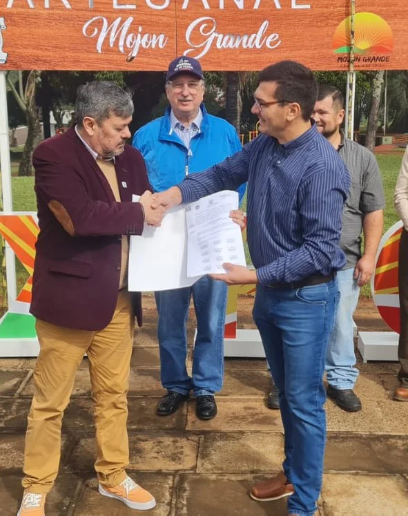 Enio Lemes entrega la Ley a Adrian Solis