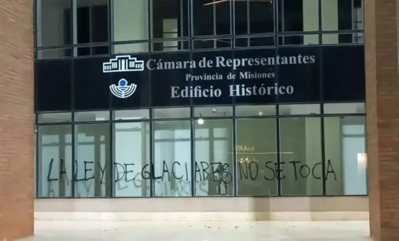 Vandalismo-en-la-legislatura-misionera