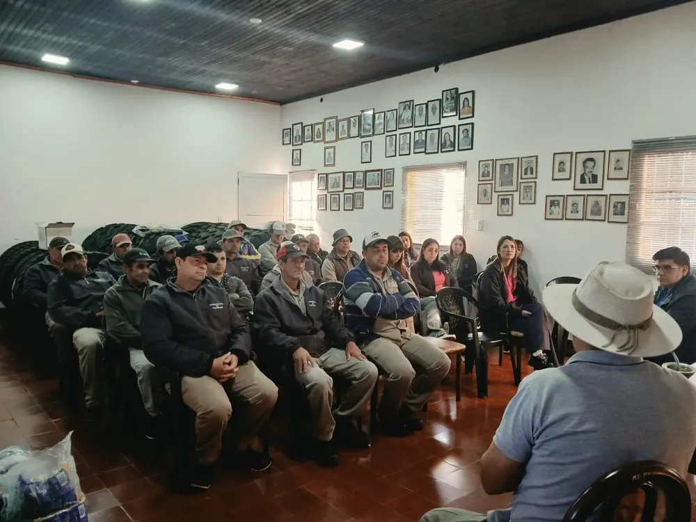 Personal municipal reunido con José Alvez 