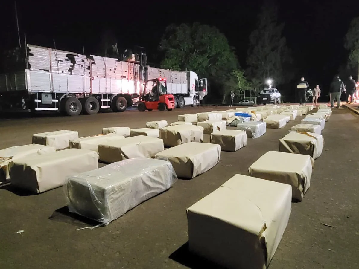 1.544_kilos_de_marihuana_llevados_en_una_camion_con_cajas_de_muebles_2