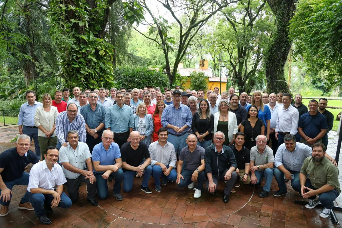 Passalacqua-reunio-a-intendentes-para-definir-lineamientos-de-trabajo-rumbo-al-2026